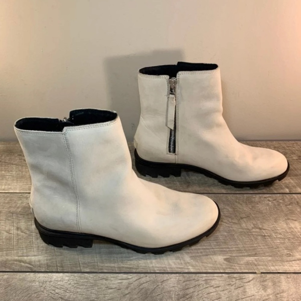 Sorel White Leather Ankle Boots with Black Soles
